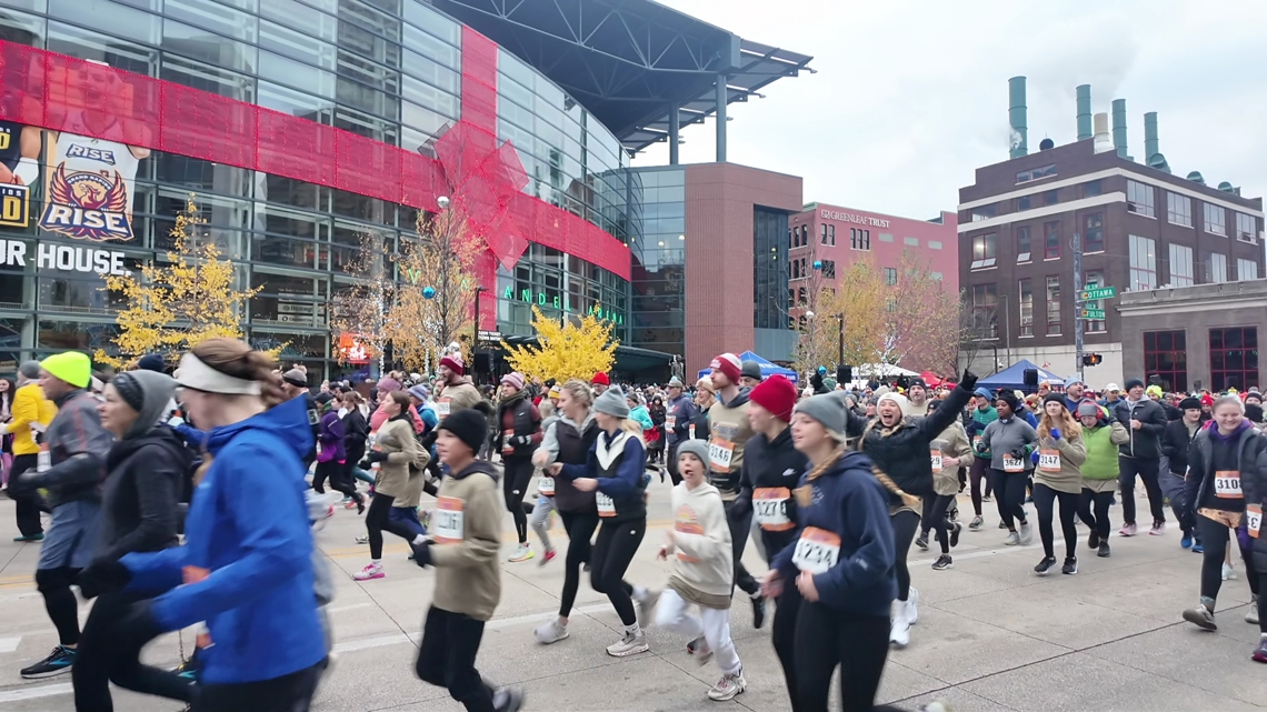 Thousands reunite for the annual Turkey Trot in Grand Rapids [Video]