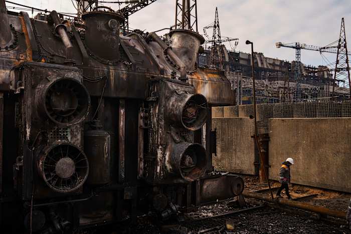 Ukrainian energy workers carry out repairs despite Russia’s pounding of the country’s power grid [Video]