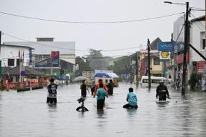 Floods displace 122,000 people in Malaysia [Video]