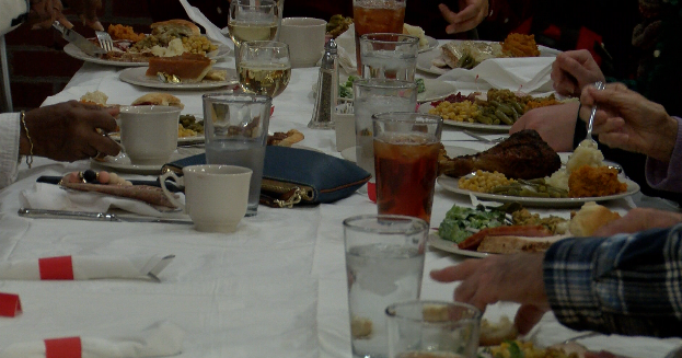 Haynie’s Corner hosts community Thanksgiving feast at Sauced | Indiana [Video]