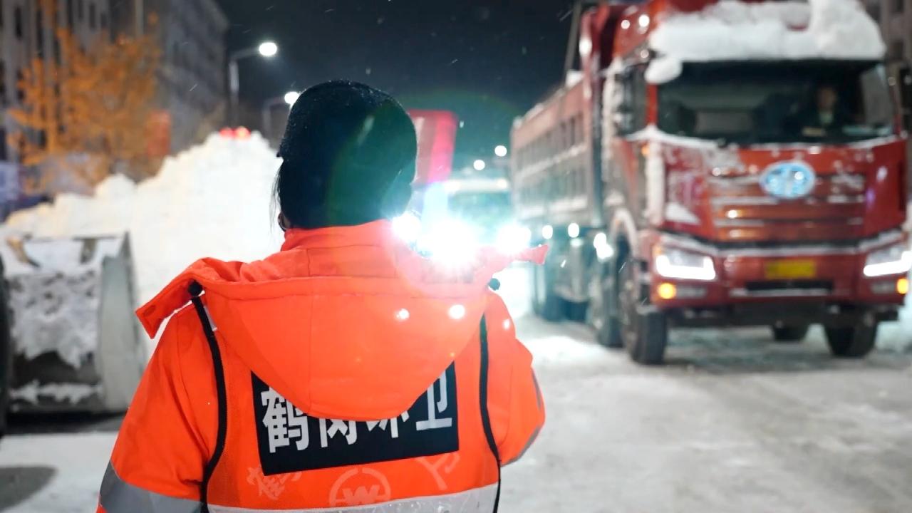 Community workers support residents as heavy snow hits NE China [Video]