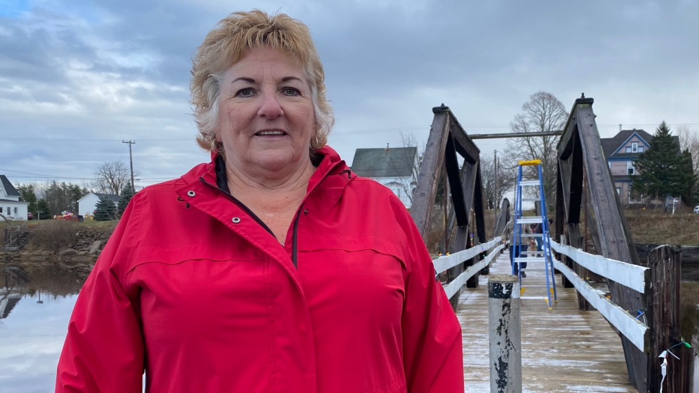 Port Elgin, N.B., lights up historic bridge [Video]