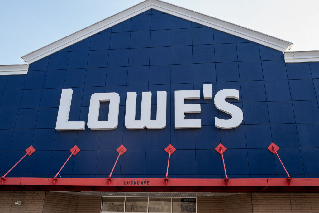 Lowes Stores in N.C. Provide Free Thanksgiving Meals [Video]