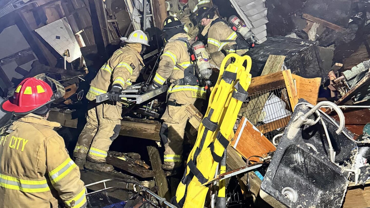 Mo. first responders, special ops team tunnel through debris to rescue victims in explosion [Video]