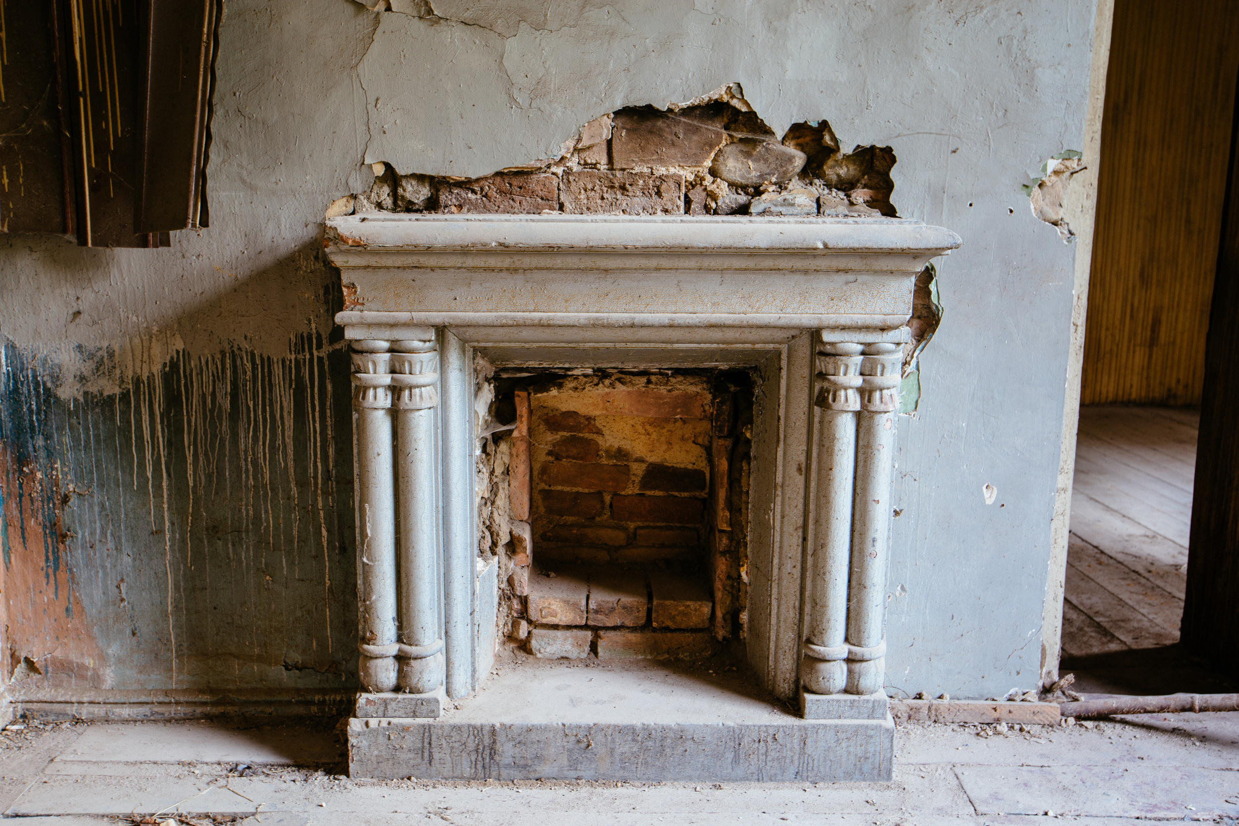 Internet Stunned by What Couple Finds Behind Fireplace in 124-Year-Old Home [Video]