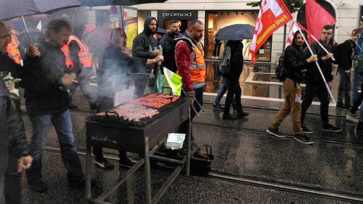 Photo Shows French Union Workers Marching and Grilling With BBQ Fitted to Tram Tracks? [Video]