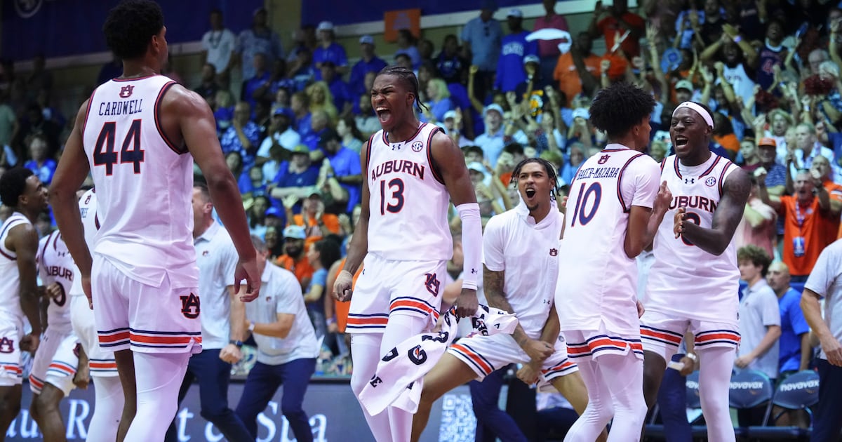 Kansas holds off Auburn for No. 1 in AP Top 25 as SEC grabs 3 of top 4 spots; UConn slides to No. 25  WSOC TV [Video]