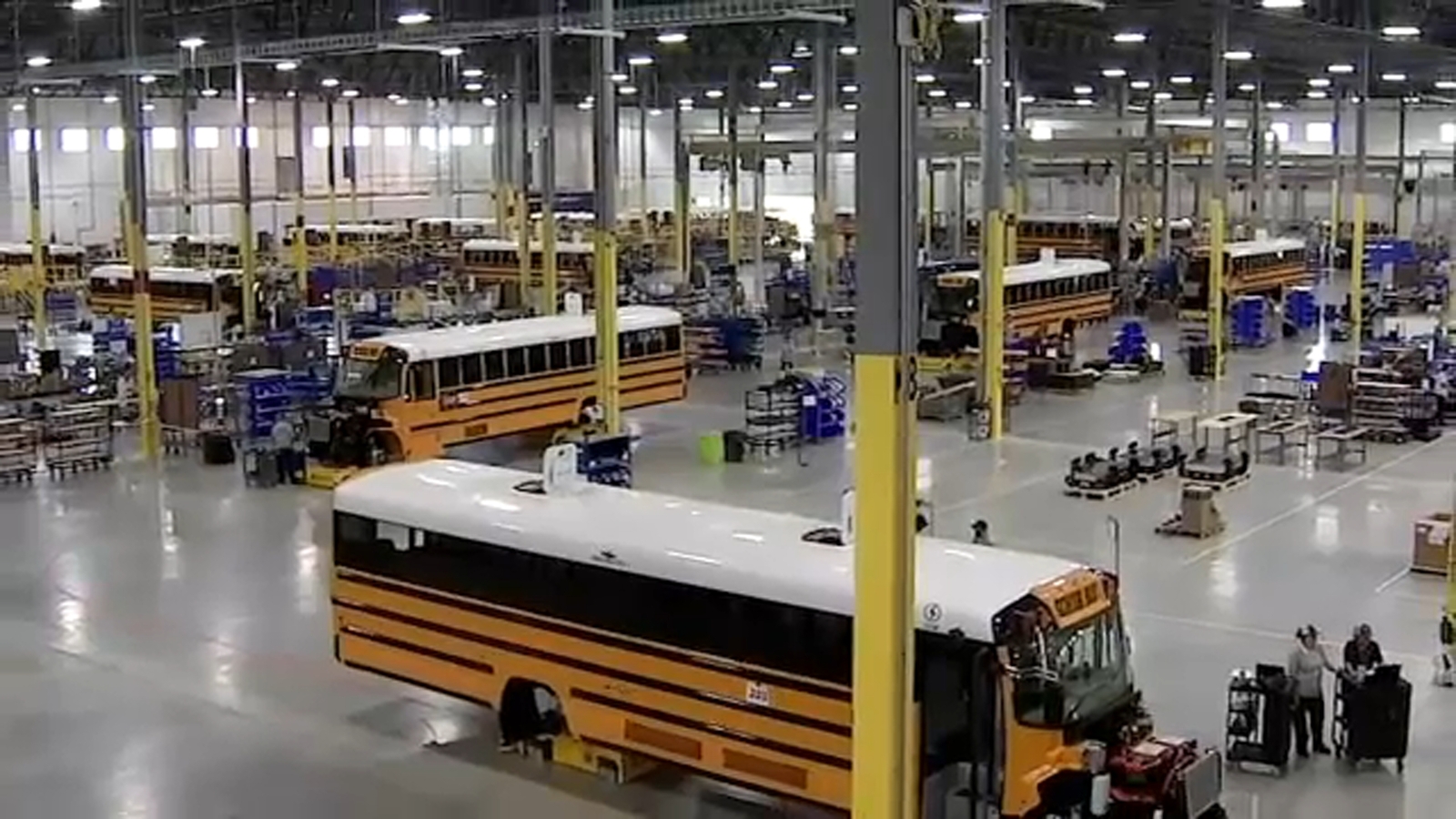 Lion Electric suspends operations at Channahon plant near Joliet; Electric bus maker announces hundred of layoffs [Video]