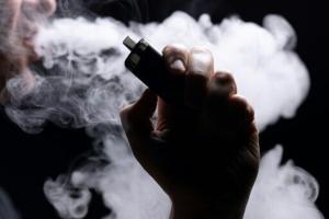 Vaping while still smoking unlikely to help quitters: study [Video]