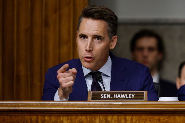 Sen. Josh Hawley goes after airline execs in testy hearing [Video]