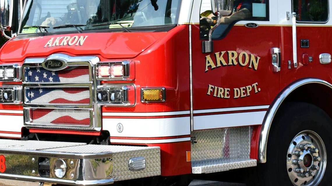 1 dead, 3 injured including firefighters in Akron house fire [Video]