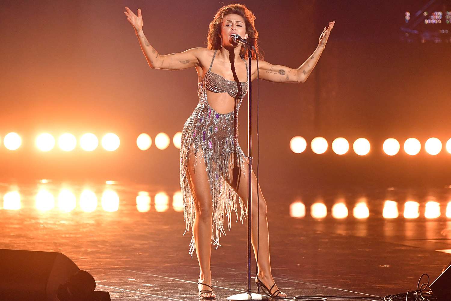 Miley Cyrus Purchases 2024 Grammys Performance Dress from Bob Mackie Archives [Video]