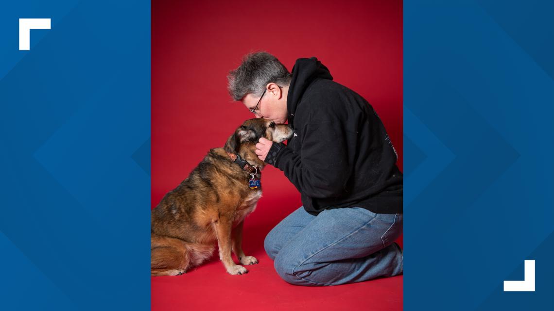 Freeport photographer helps pets get in on the holiday cheer [Video]