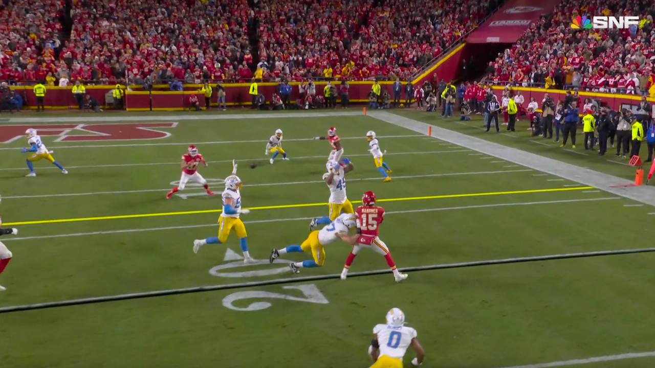 Kansas City Chiefs Quarterback Patrick Mahomes Connects with Tight End Travis Kelce on Third Down to Keep Clock Moving [Video]