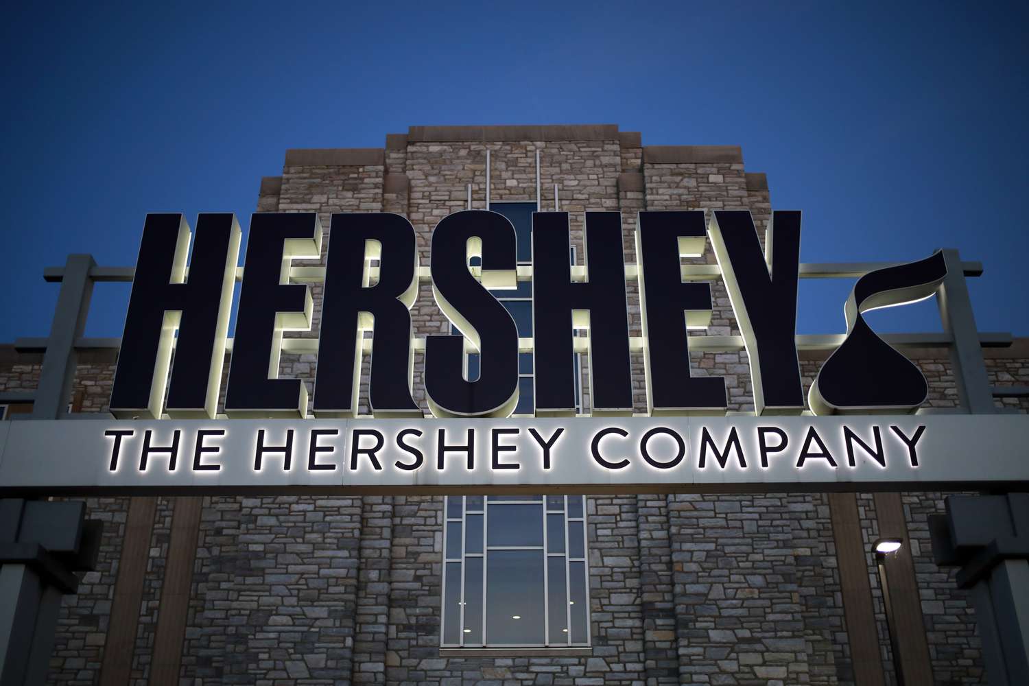 S&P 500 Gains and Losses Today: Hershey Stock Simmers as Mondelez Weighs Takeover [Video]