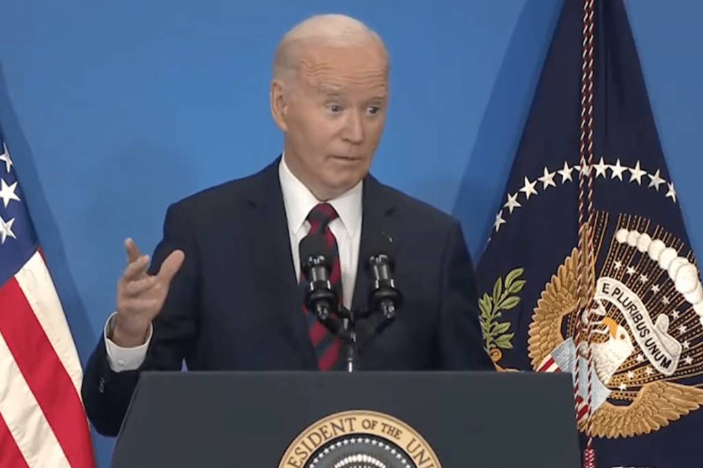 Bidens teleprompter short-circuits during speech (Video)