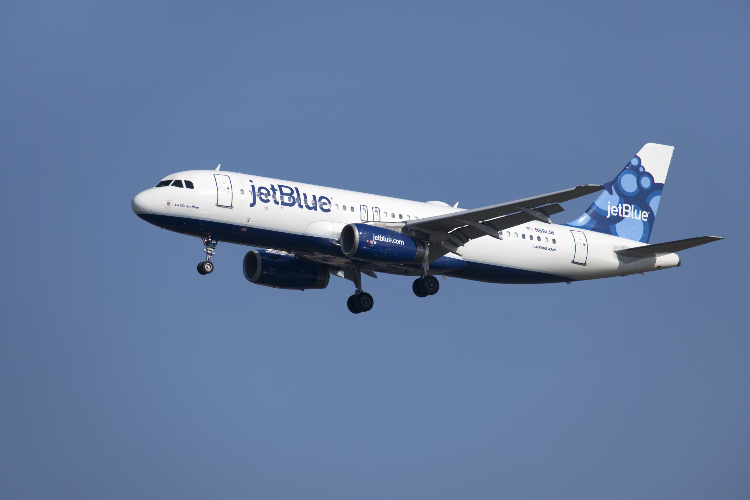 JetBlue launches new direct flight routes for 2025… including first-ever trips to popular European country [Video]