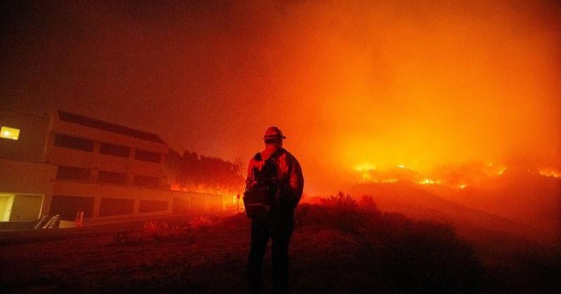 Malibu wildfire rages on, destroys several structures | U.S. & World [Video]