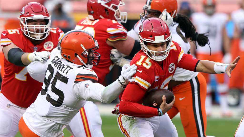 Patrick Mahomes, Andy Reid praise Browns DE Myles Garrett [Video]