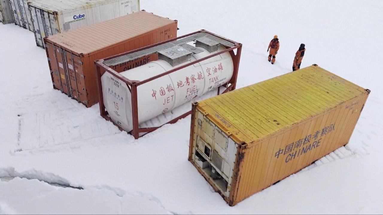 China’s Antarctic expedition team unloads supplies for research base [Video]