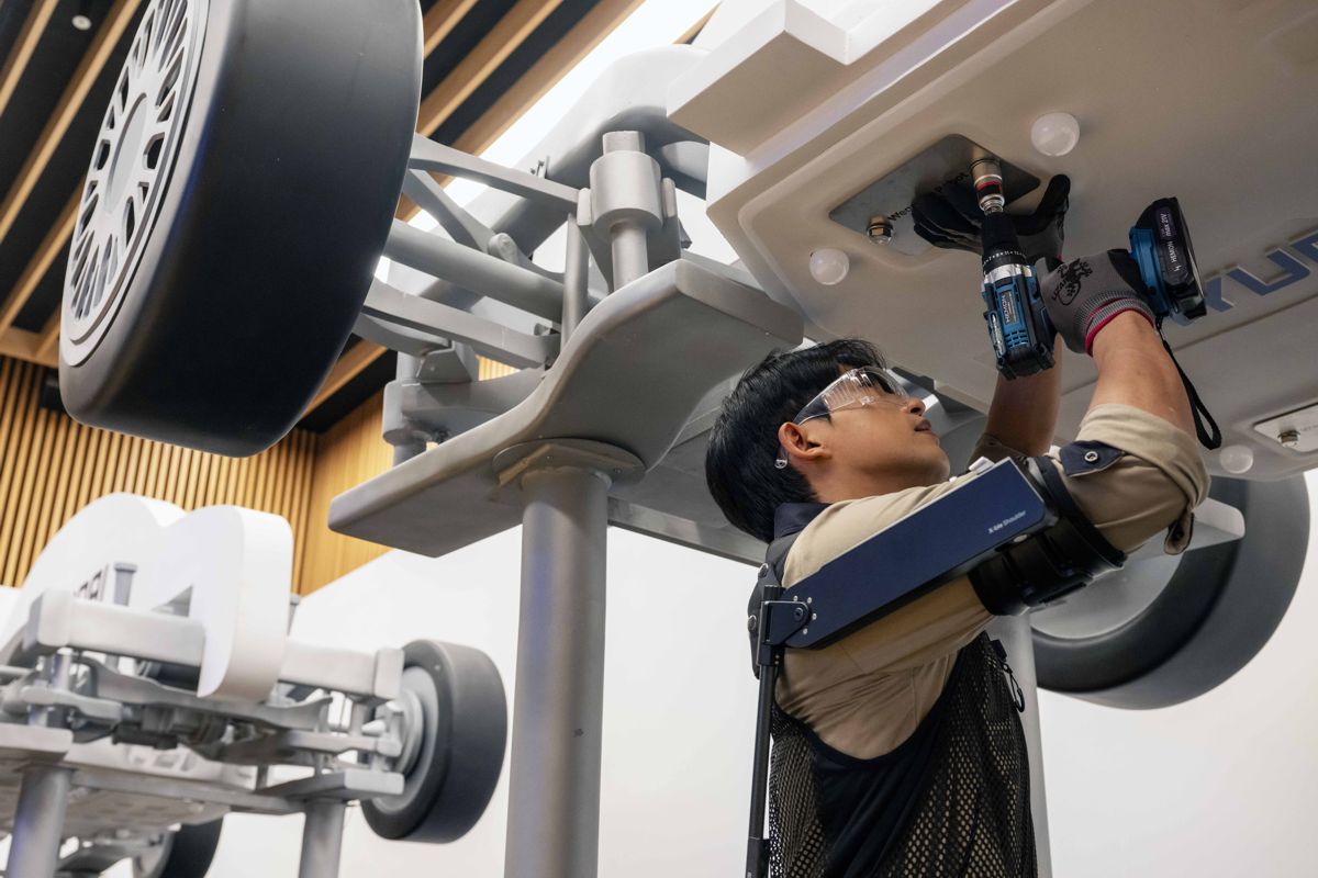 Hyundai and Kia Unveil the X-ble Shoulder Wearable Robot [Video]