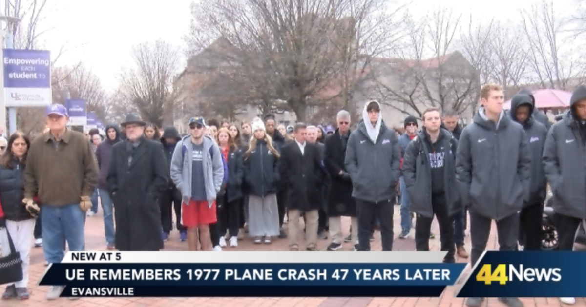 University of Evansville honors victims of 1977 plane crash | News [Video]