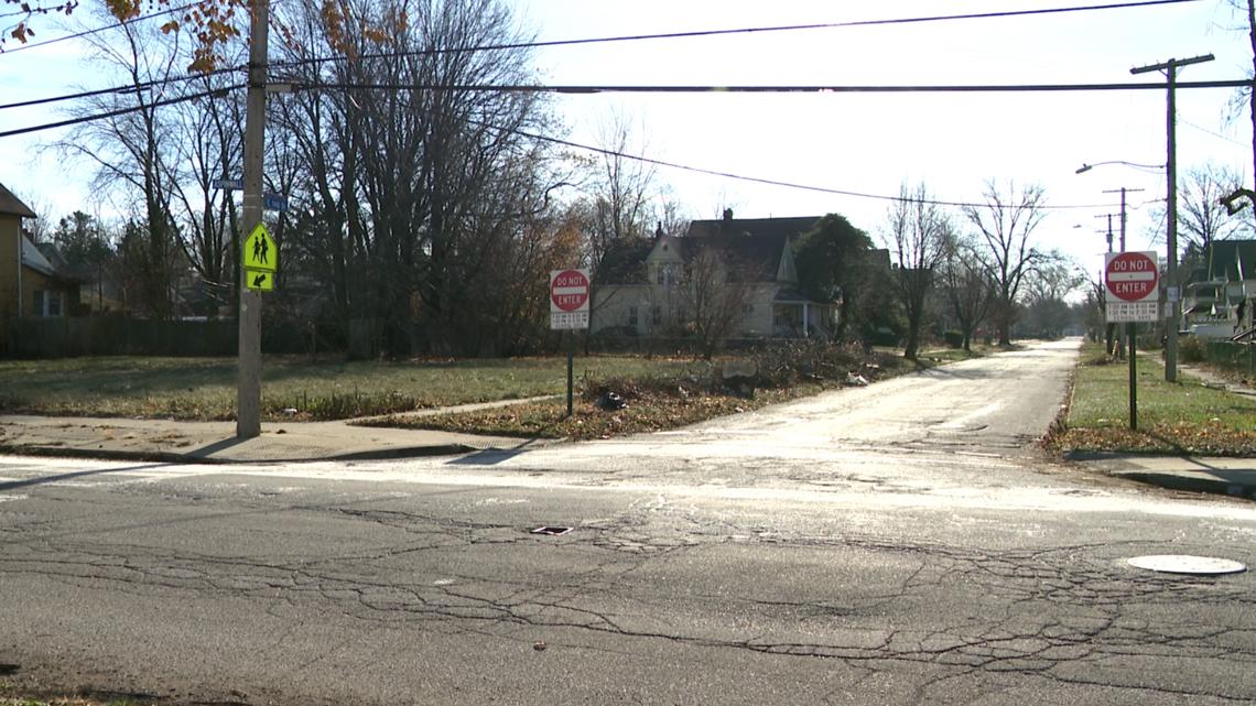 Cleveland police: ‘Juvenile’ car break-in suspect shot by police officer [Video]