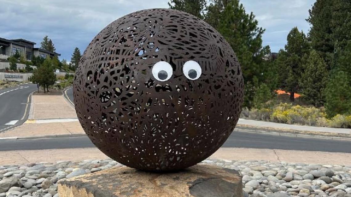 Mysterious googly eyes go viral after appearing on art in Oregon [Video]