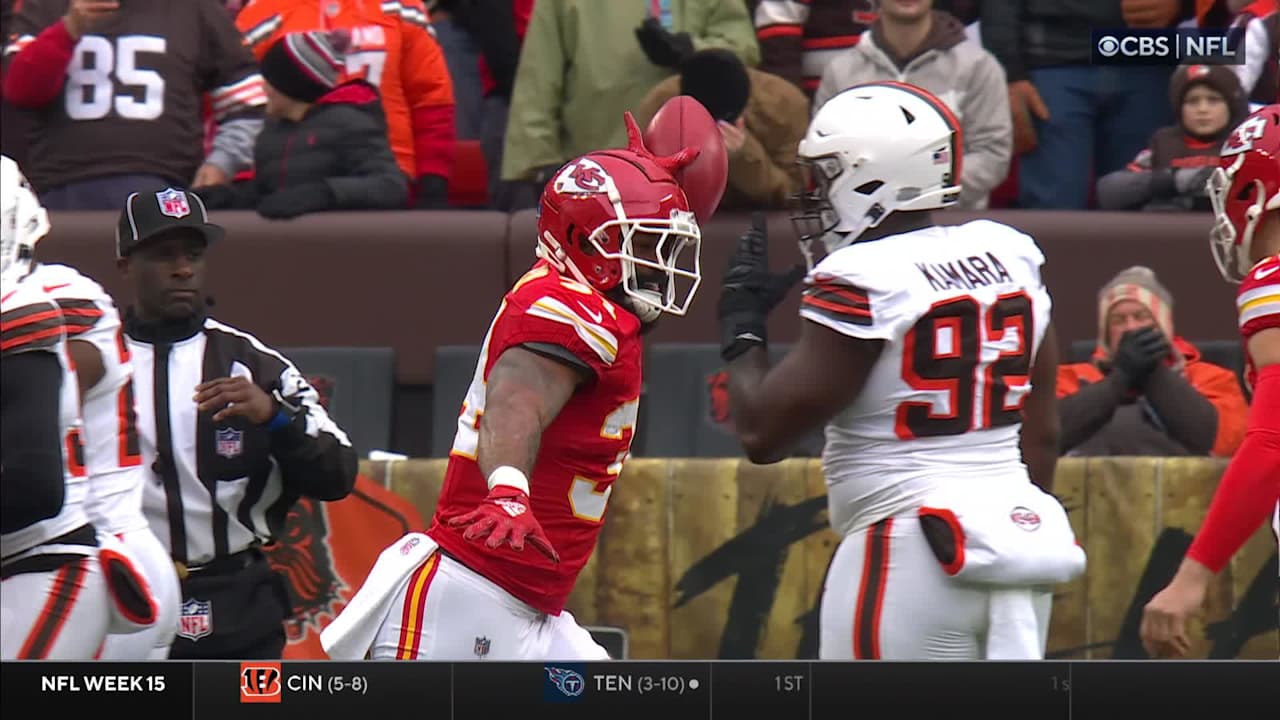 Kansas City Chiefs Running Back Samaje Perine Falls on Cleveland Browns’ Muffed Punt [Video]