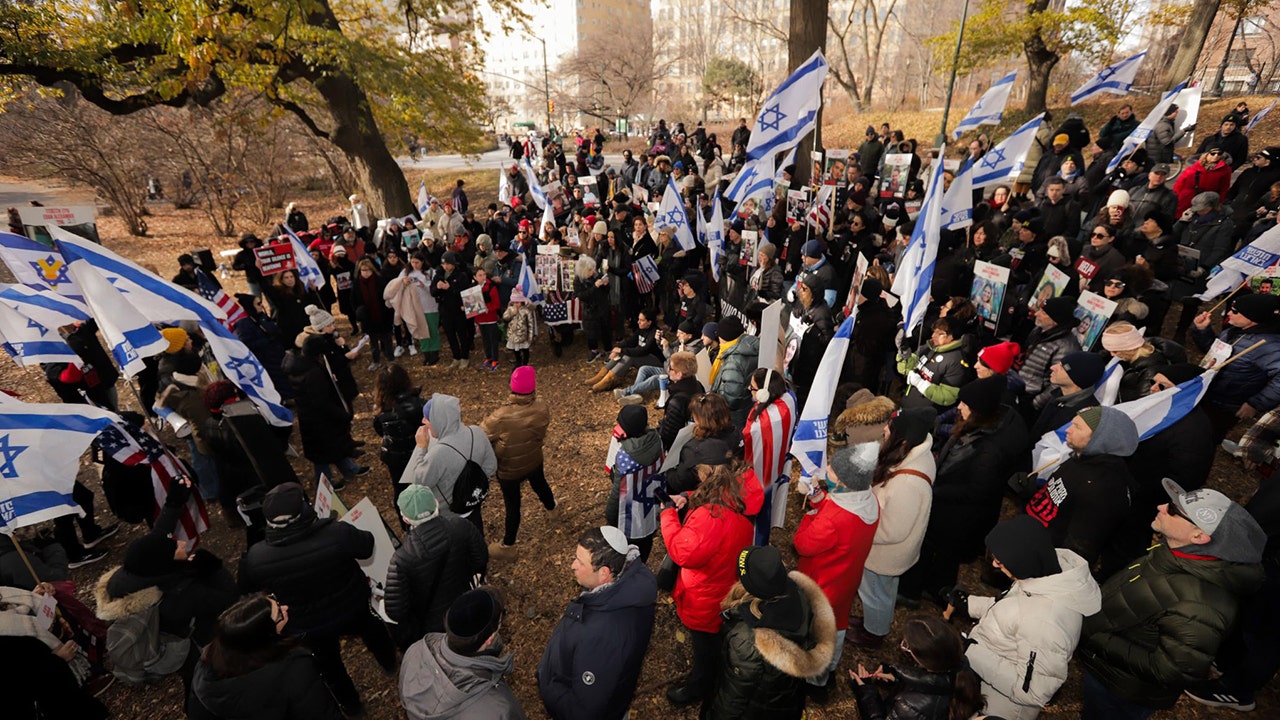 Israeli hostages’ families hold Central Park rally, call on Biden, Trump to bring loved ones home [Video]