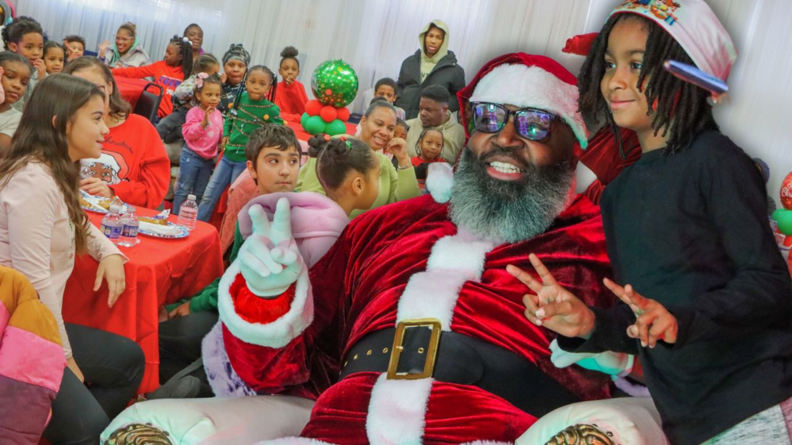 Families in Sharon Hill share a meal with Santa Claus and receive gifts for their children [Video]