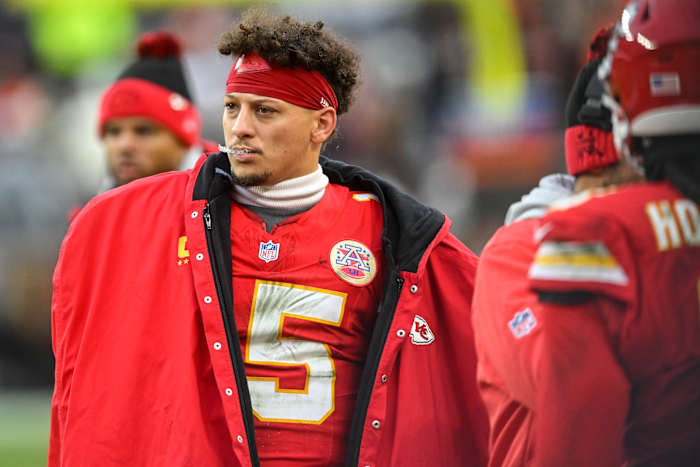 Chiefs QB Patrick Mahomes has high-ankle sprain, status for Houston remains unclear, AP source says [Video]