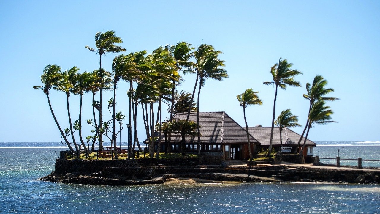 US tourist in Fiji among 7 hospitalized after drinking cocktails at resort [Video]