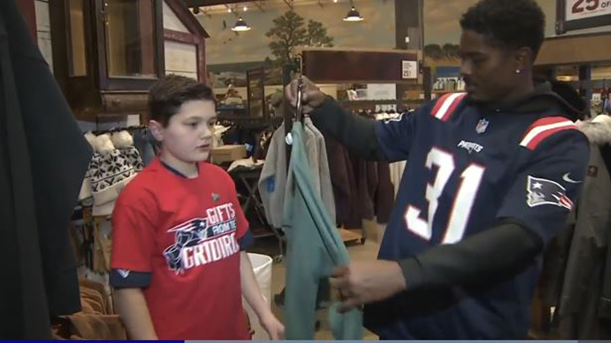 Pats players take local kids on a shopping spree ahead of holidays - Boston News, Weather, Sports [Video]