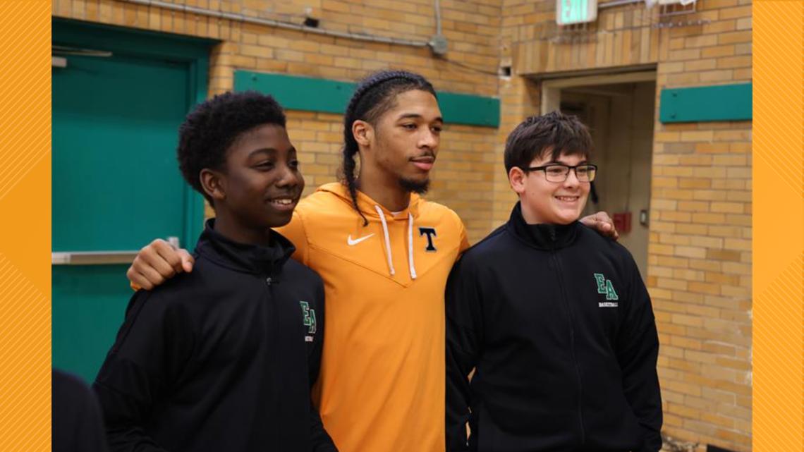 Tennessee basketball surprises Knoxville students [Video]