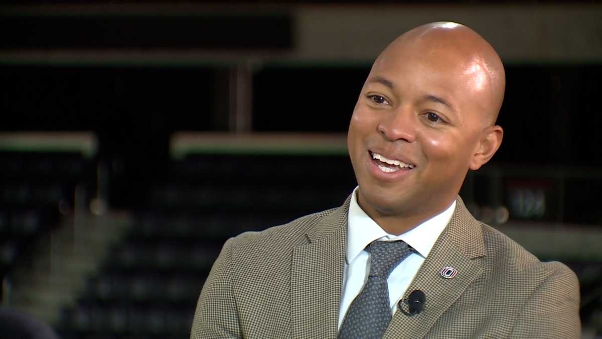 UNO athletic director Adrian Dowell agrees to contract extension [Video]