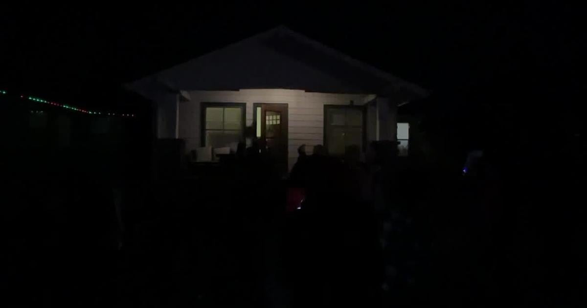 McKinley students go caroling in the neighborhood on Thursday [Video]