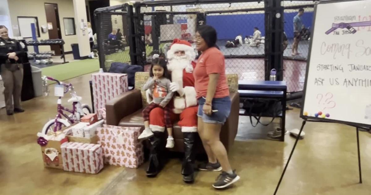 Sheriff’s office brings Christmas joy to families in need [Video]