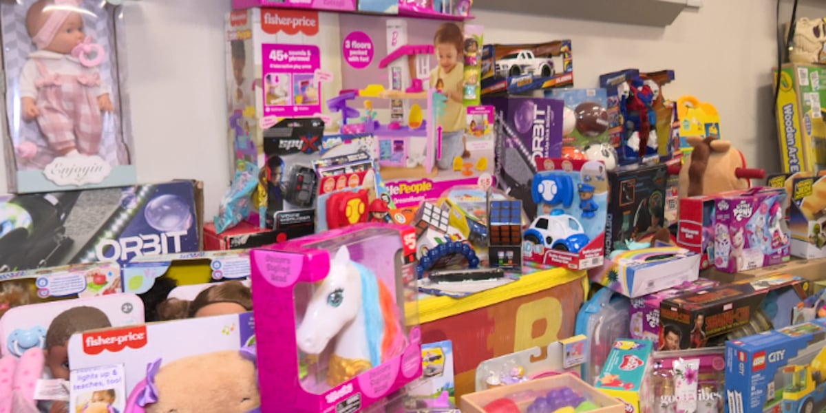 Chickasaw Police give toys to families [Video]