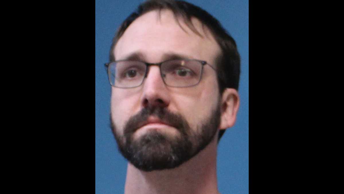 Lee’s Summit teacher facing federal child pornography charges [Video]