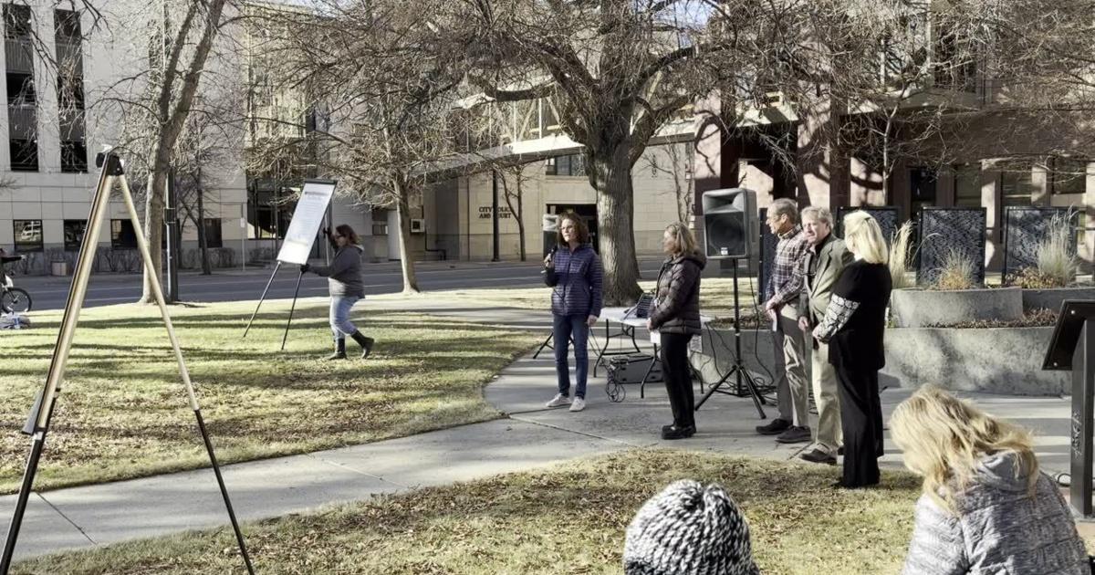 Kristen Bonner leads the crowd in singing “The First Noel” during homeless vigil in Billings [Video]