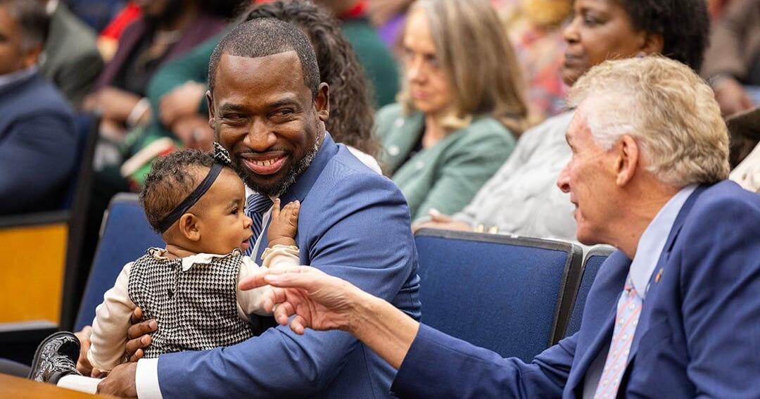 Mayor Levar Stoney is interrupted by his uncle while delivering his farewell address [Video]