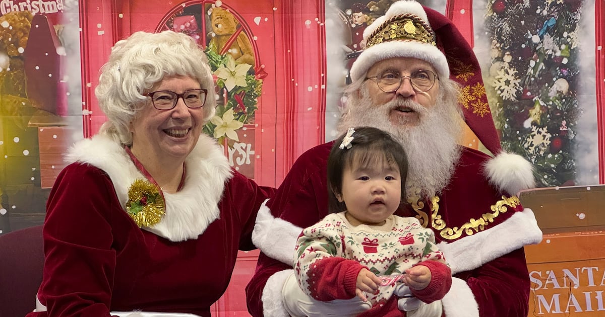 Santa and Mrs. Claus use military transports to bring Christmas to an Alaska Native village  WSOC TV [Video]