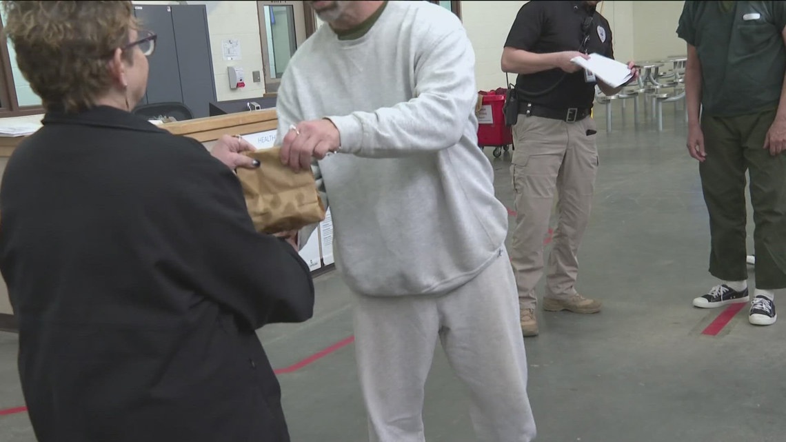 Cookies delivered to Idaho prison inmates for Christmas [Video]