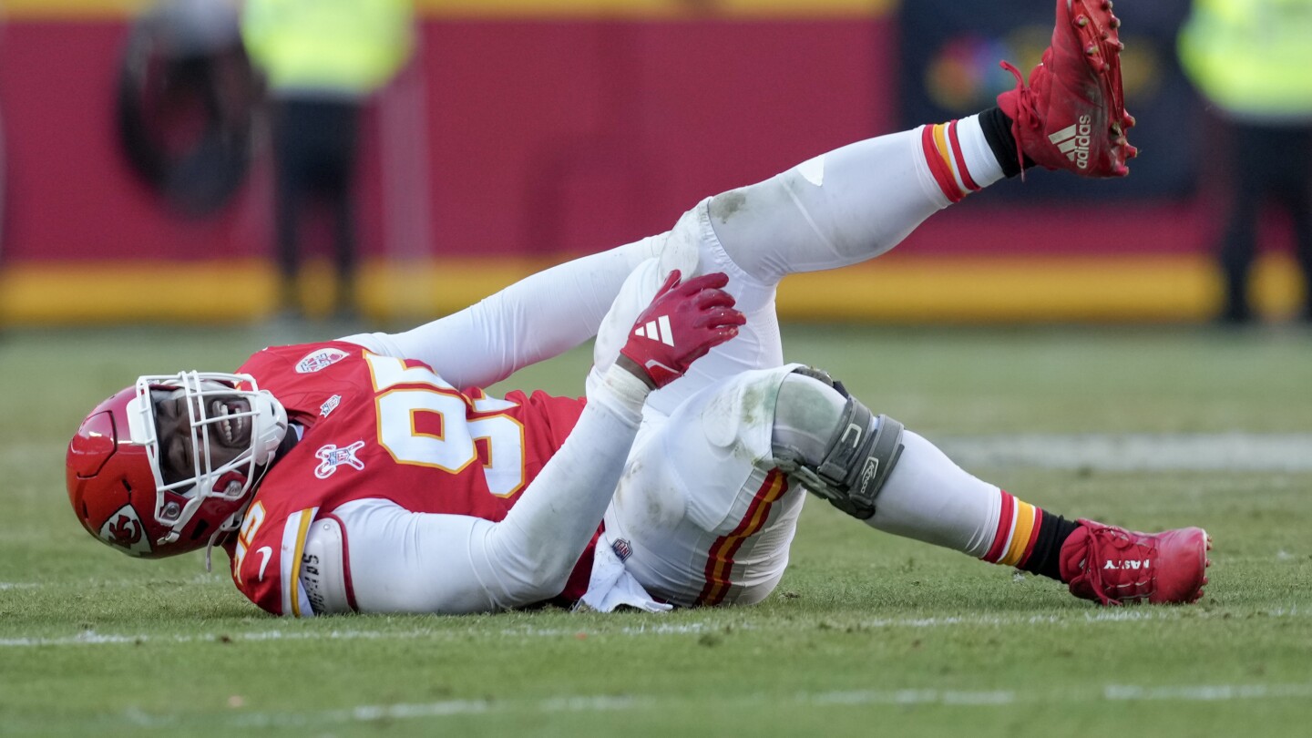 Chris Jones to get MRI on calf injury [Video]