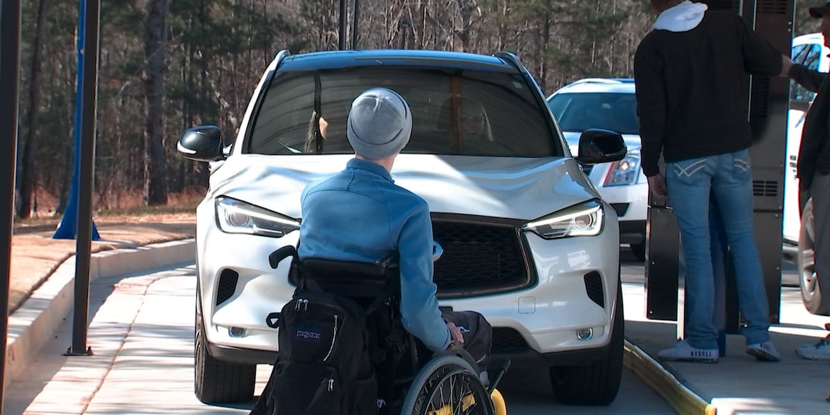 Car wash raises funds for injured Bremen quarterback [Video]