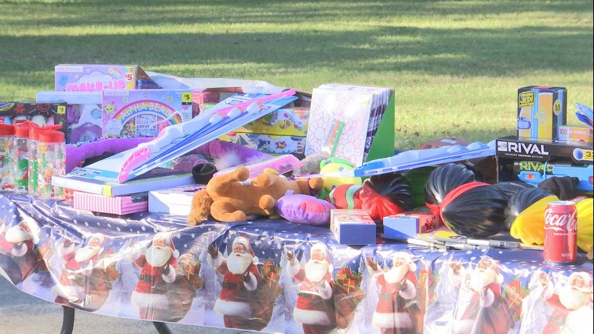 The Baton Rouge community participated in a Christmas toy drive at Banks Elementary [Video]