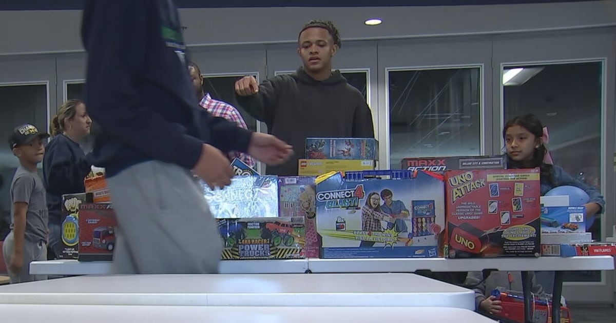 Michigan QB Jadyn Davis organizes toy drive for children in Charlotte  WSOC TV [Video]