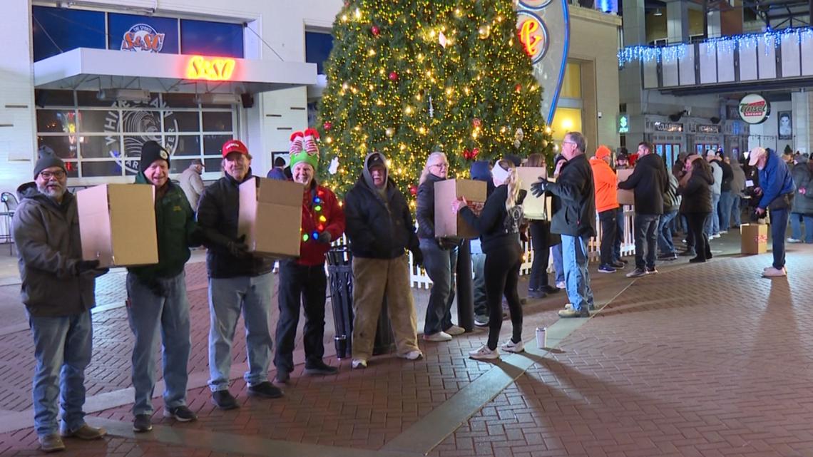 Volunteers form human assembly line at Louisville