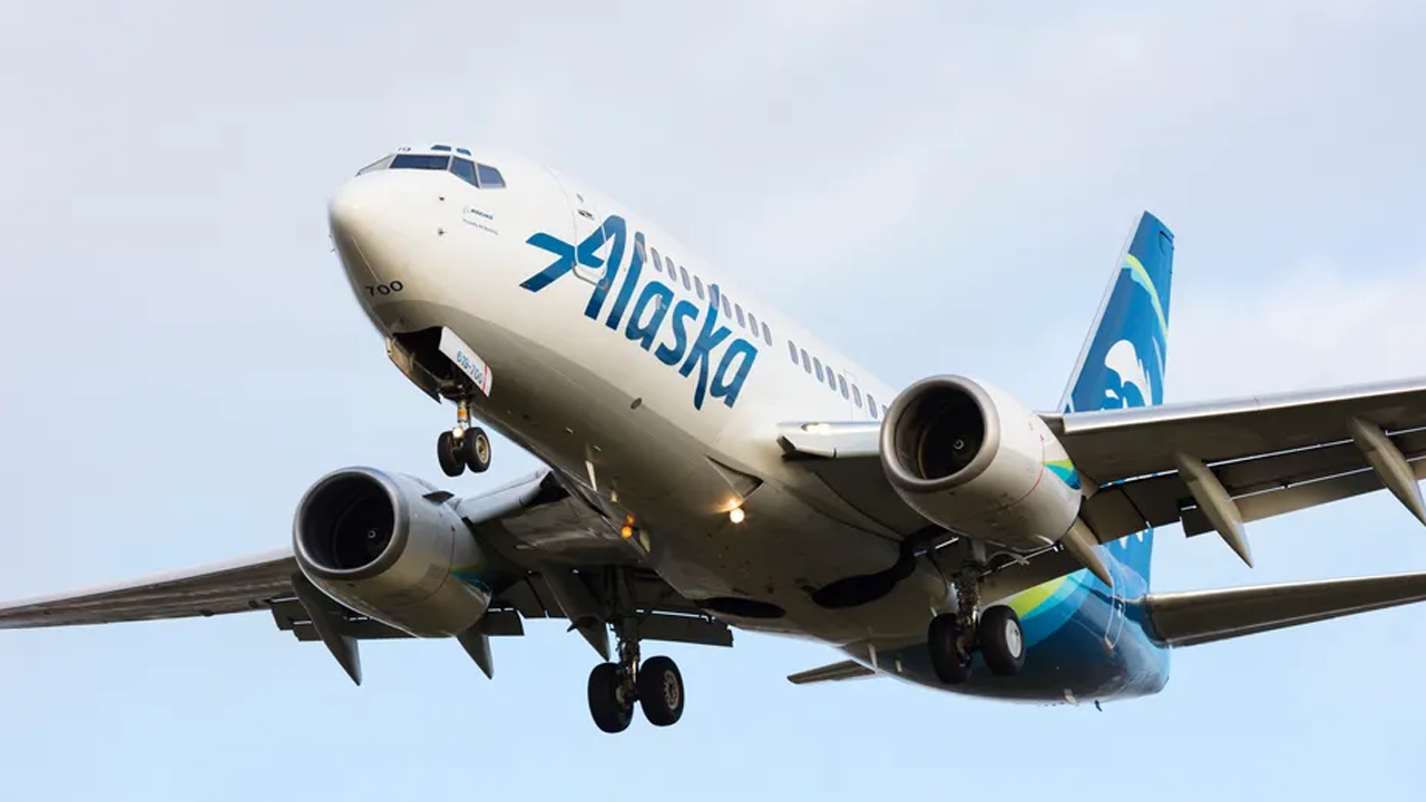 Woman climbed out of Alaska Airlines plane onto wing due to ‘anxiety’ [Video]